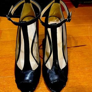 Leather t-strap pump (black)